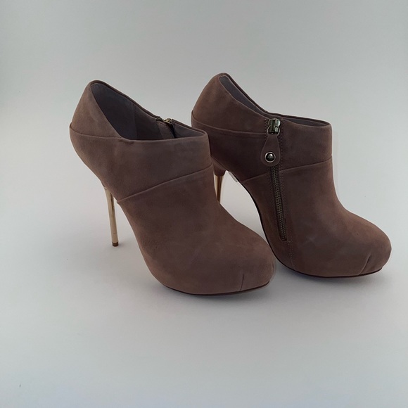 BNIB Obsession Rules Natural Tan Suede Platform Booties Size 8.5 - Picture 4 of 9
